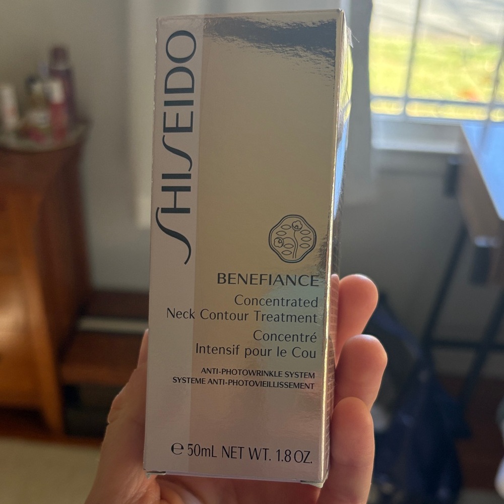 Shiseido Benefiance Neck Contour Treatment - Silver Packaging